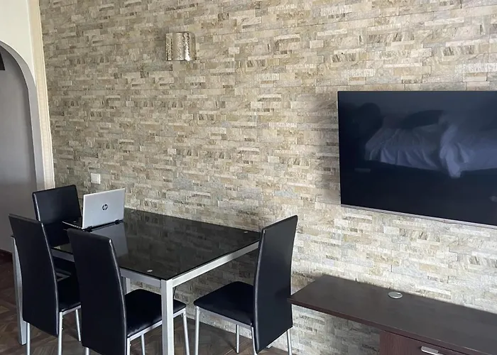 Tropical Bliss Escape In דירה אדחה